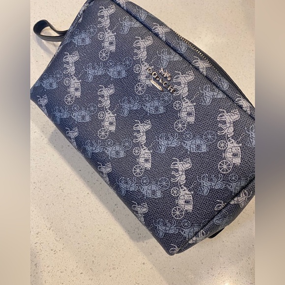 Authentic coach washbag - Picture 3 of 9